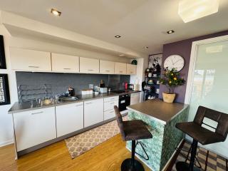 12 Homely & Charming 2 Bed Sleeps 6 balcony - 7