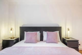 Above & Beyond - Fitzrovia - by Frankie Says - Londra - 2