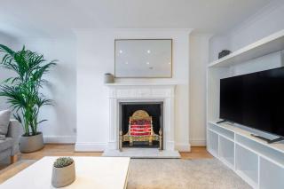Above & Beyond - Fitzrovia - by Frankie Says - Londra - 1