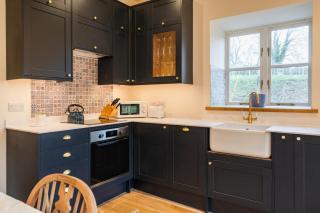 Charming Coach House Retreat Near Sherborne Abbey - 9