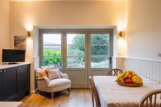 Charming Coach House Retreat Near Sherborne Abbey - 4