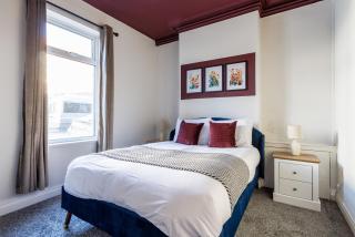 Darlington 4BD Home: Modern Comfort & Free Parking - 5