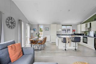 Clover Lodge, 32 Roadford Lake Lodges, Lifton - 6