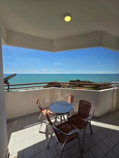 Green Ocean Seaview Apartment - 8