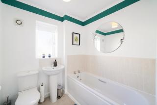 Ideal 3 bed House in Wolverhampton - Parking - 4