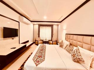 Rohan House - - 8