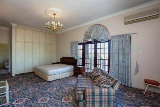 Antique-Inspired Family Home with Pool - Durban - 2