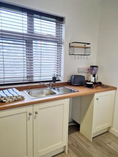Ground floor apartment close to the train station and town centre - By ShireStays - 3