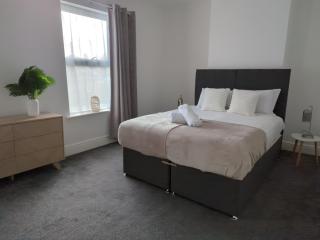 Charming 3-Bedroom House - Prime Location in Wolverhampton! - Wolverhampton - 2