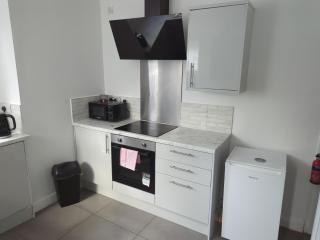 Charming 3-Bedroom House - Prime Location in Wolverhampton! - Wolverhampton - 6