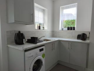 Charming 3-Bedroom House - Prime Location in Wolverhampton! - Wolverhampton - 4