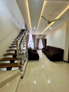 Home Abroad Guest House - - 7