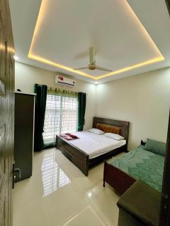 Home Abroad Guest House - - 2