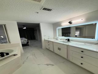 Vacation in Comfort and luxury - Updated 1BR King Bed Master Jacuzzi Suite - Wyndham Ocean Walk - Daytona Beach - 1