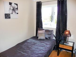 2 Bed House - Sleeps 4 - Parking - Pets - Garden - 5