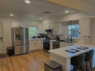 Long Term, Blackout Curtain, 2 Monitor, King Bed Room in 2 BR Home - Houston - 7