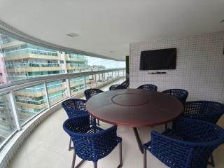 Apto de 180m vista mar, com 03 suites equipadas com ar condicionado, tvs e sacada, varanda gourmet e 02 vagas de garagem cobertas, a 50 metros da praia Tupi - Praia Grande - 8
