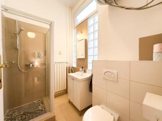 Charming Central Studio Apt - Flora's Room - Budapest - 3