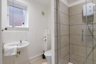Newly Decorated 1-Bedroom Ground Floor Flat - 7