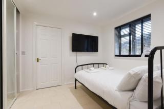 Newly Decorated 1-Bedroom Ground Floor Flat - 4