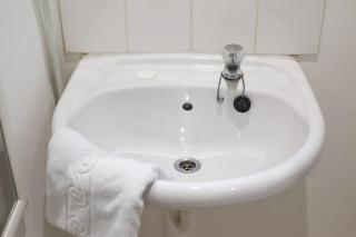 Newly Decorated 1-Bedroom Ground Floor Flat - 1