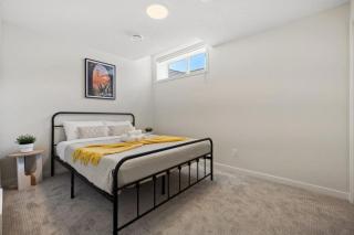 Private Lower Suite, Sleeps 4, Queen Bed, Netflix, Parking - 9