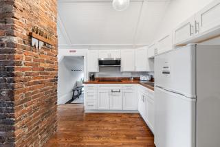 The Hidden Hideaway on College - Macon - 6