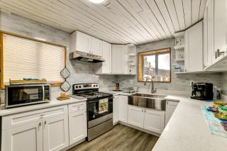 Mtn-View Deck and Grill Creekside Catskills Cabin! - Equinunk - 3