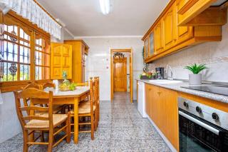 Familienhaus Mit Großzügigen Außenanlagen - 1