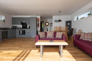 Surfer's Paradise Steps to Beach Sleek&Stylish - 7