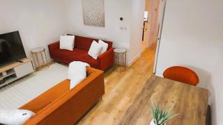 Kings Reach Slough nr Legoland and Ascot Stylish Homely House Sleeps Eight - 8