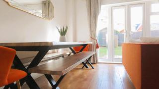 Kings Reach Slough nr Legoland and Ascot Stylish Homely House Sleeps Eight - 2