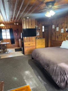 Hidden Rest Cabins and Resort - Lake of the Woods - 3