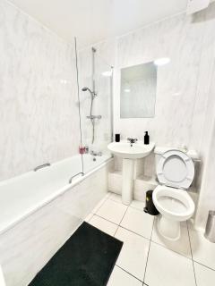 Two Bedroom Flat by Brookland Stays Serviced Accommodation Short Lets Leeds with Free WiFi - Central Station - 9
