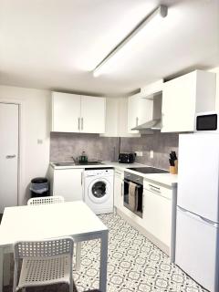 Two Bedroom Flat by Brookland Stays Serviced Accommodation Short Lets Leeds with Free WiFi - Central Station - 6
