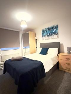 Two Bedroom Flat by Brookland Stays Serviced Accommodation Short Lets Leeds with Free WiFi - Central Station - 5