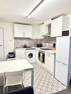 Two Bedroom Flat by Brookland Stays Serviced Accommodation Short Lets Leeds with Free WiFi - Central Station - 3