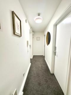 Two Bedroom Flat by Brookland Stays Serviced Accommodation Short Lets Leeds with Free WiFi - Central Station - 1