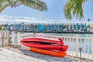 Waterfront Pool Walk to Beach Golf Cart Sleeps 12 - Clearwater Beach - 5