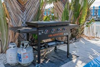 Waterfront Pool Walk to Beach Golf Cart Sleeps 12 - Clearwater Beach - 3