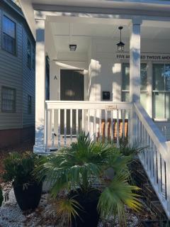 Downtown at The Peach House Dogs Welcome Fully Fenced Yard and Off-street Parking - Savannah - 7