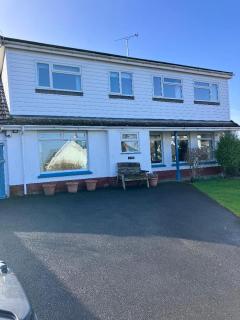 Entire house near beaches, footpaths, dog friendly - 0