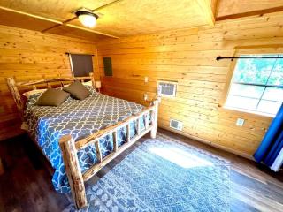 Triple G’s Resort - Cabin 10 - Pinnacle - 5