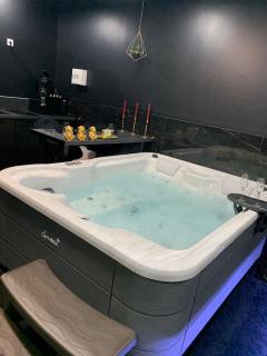 Love Room luxe avec jacuzzi privé - 5