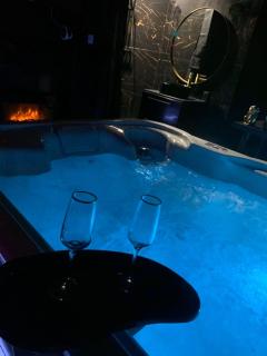 Love Room luxe avec jacuzzi privé - 1