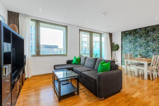 New Listing! 2BR with balcony in Stratford, 3min DLR - Londra - 3