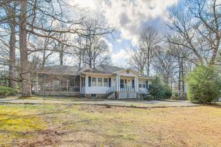 Central and Ornate Sewanee Home with Screened-In Porch - Sewanee - 9