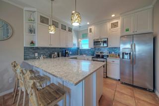 Coastal Soiree Ocean Views Game Room Steps from Port Aransas Beaches - 4