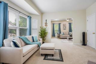 Modern 4BR Retreat with Free Parking in Prime CWE! - Saint Louis - 1