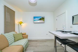Modern 4 Bed House with Private Garden - Luton - 9